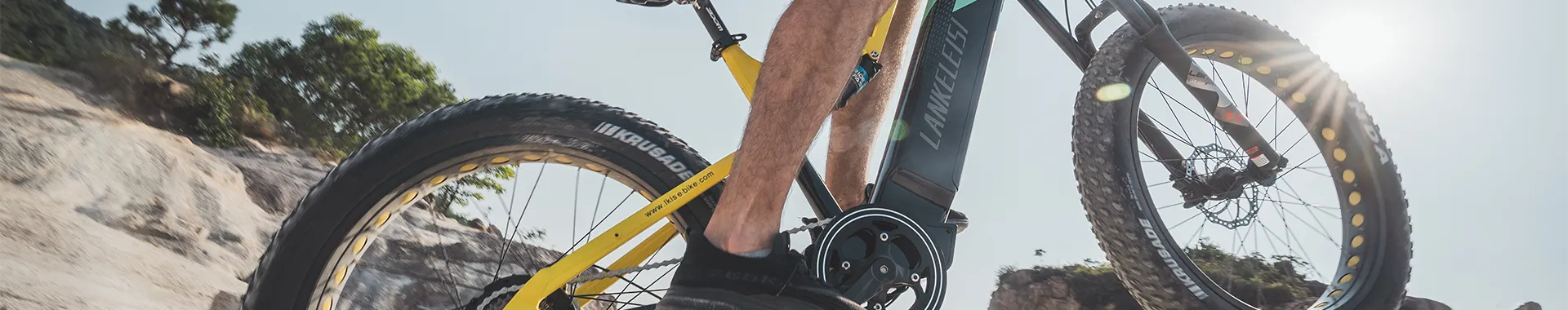 The all terrain fat tire electric bicycle can be freely ridden on snow, beaches, and mountain roads.
